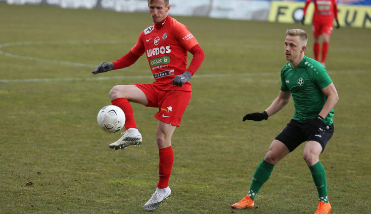 Damián Bariš zpracovává míč