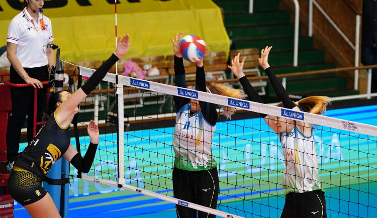 Simona Janečková z brněnských Šelem smečuje proti královopolskému dvojbloku