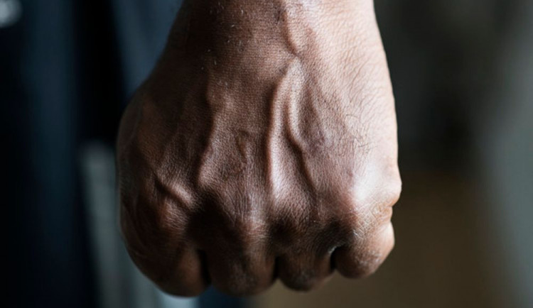 Dva muži bezdůvodně napadli pár na lavičce, dvojici shodili na zem a do obou lidí kopali