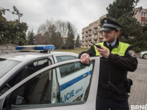 Brňan žalobníček volal strážníky, viděl muže okukovat auto