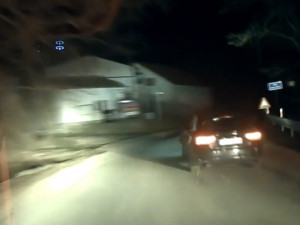 Zdrogovaný cizinec v Audi ujížděl před policisty, s sebou v autě měl i vyděšeného kamaráda