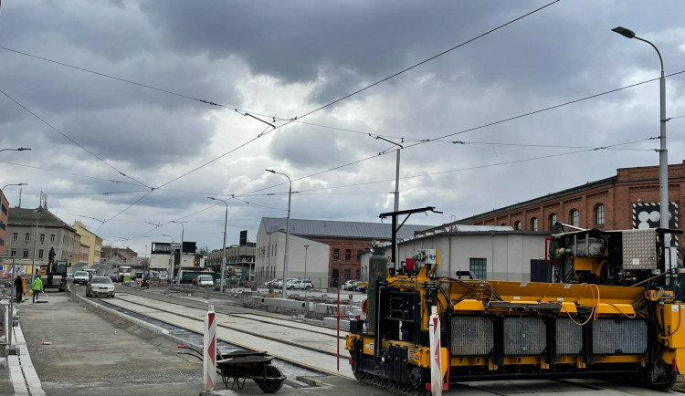 Práce v Plotní ulici