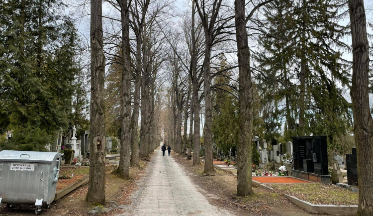 Cesty Ústředního hřbitova by se měly dočkat velké rekonstrukce
