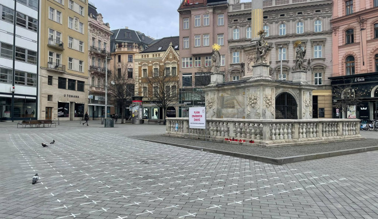 Na náměstí Svobody vyrostly podobně jako v dalších desítkách měst křížky za oběty covidu