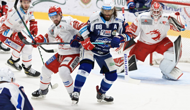 Peter Mueller v souboji s třineckým Douderou