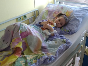 Pětiletou Emičku přepravil po pádu do nemocnice vrtulník. Záchranářům poděkovala obrázkem