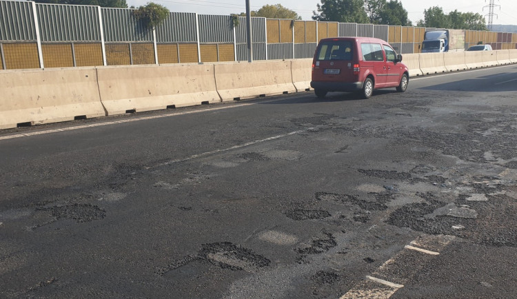 Opravy čekají o víkendu řidiče na dálnici D1