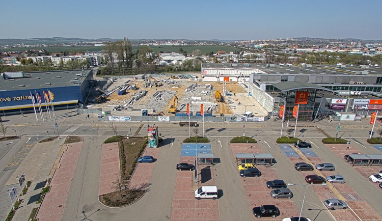 Díra zůstává i přesto, že v roce 2019 začalo se stavbou