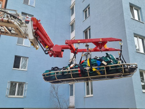 Hasiči vytáhli nadměrnou Brňanku z bytu jeřábem