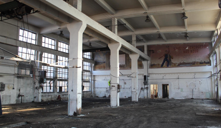 Oslavanská elektrárna se bourá, podívejte se na unikátní fotografie chátrajícího areálu