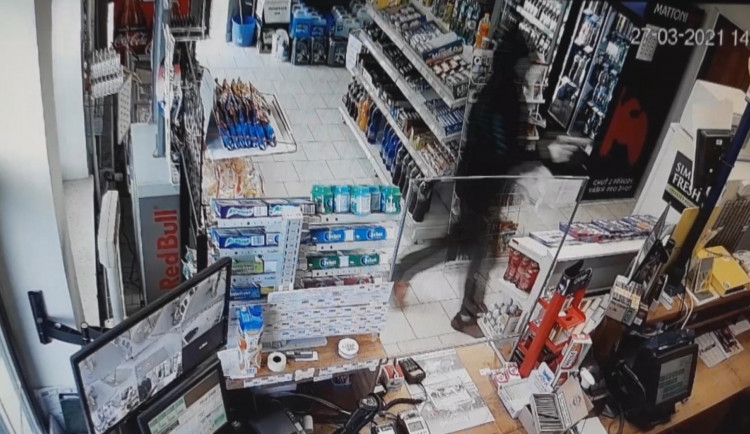 Lupič přepadl benzínku