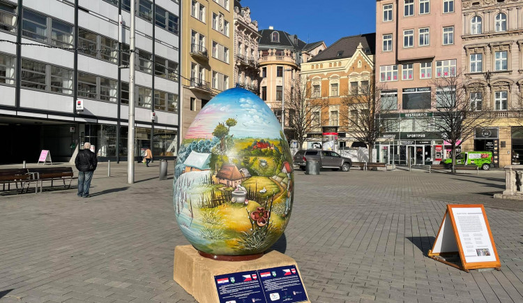 Velikonoční vajíčko stojí na náměstí Svobody od tohoto týdne