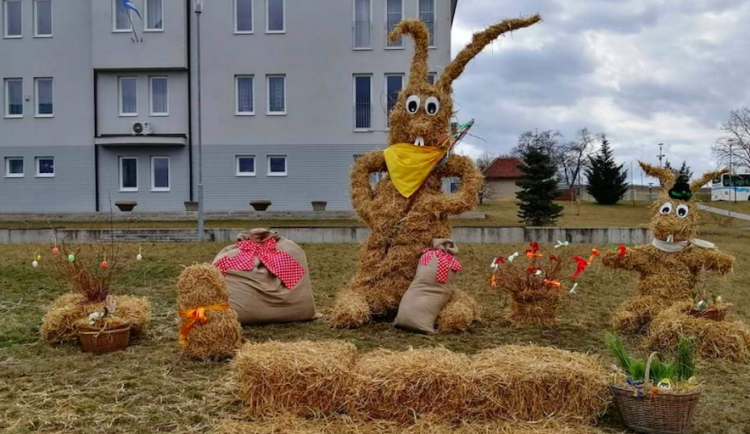 V Otnicích mají třímetrového velikonočního zajíčka ze slámy