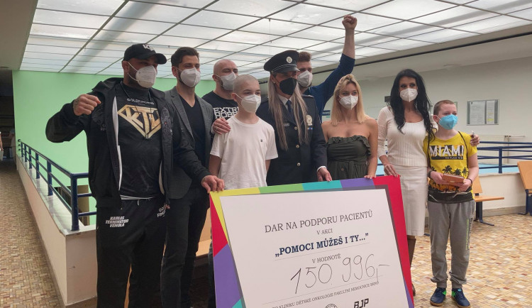 Bojovníci Jiří Denisa Procházka a Karlos Terminátor Vémola podpořili dětské pacienty