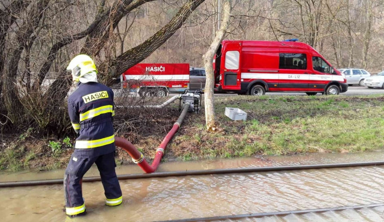 Havárie vody u zastávky Kamenolom zastavila tramvajovou dopravu