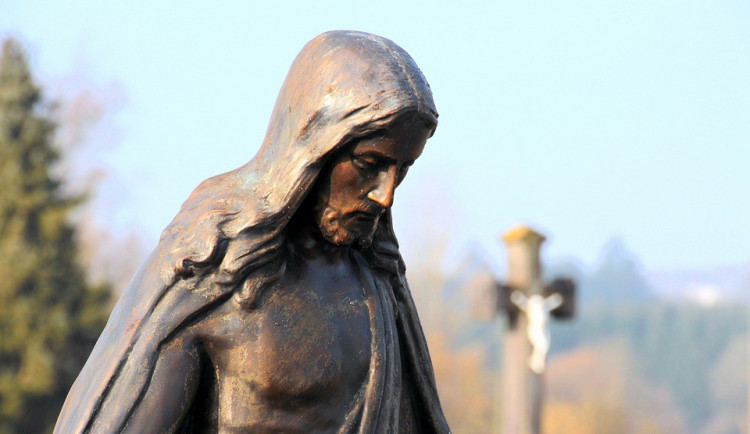 Křesťané si dnes připomínají zmrtvýchvstání Ježíše Krista