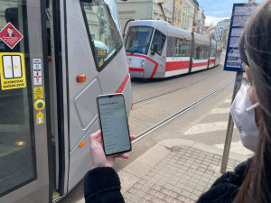 Pozor tramvaj! Brno testuje mobilní aplikaci, která funguje v Praze a chrání nepozorné chodce
