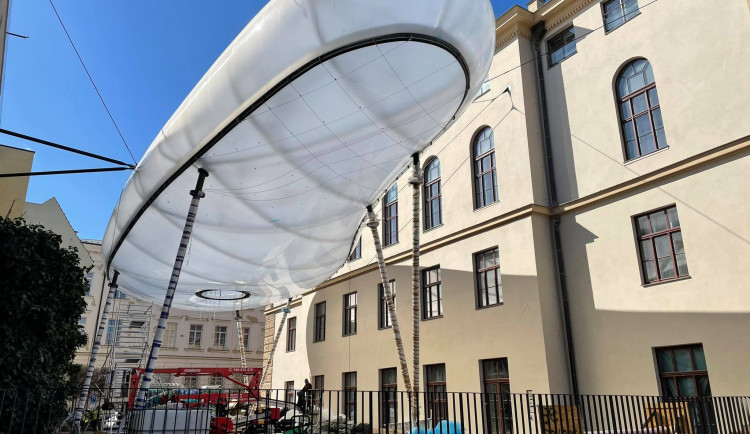 Mrak na nádvoří už stojí, zbývá dokončit poslední úpravy