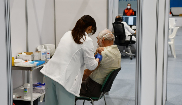 V Blansku ve sportovní hale začalo fungovat očkovací centrum