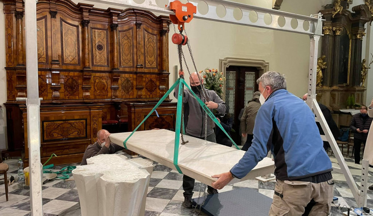 Demontáž oltáře začala po ranní mši