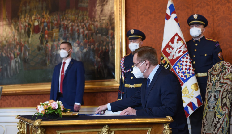 Podpisem stvrdil Arenberger své angažmá ve vládě 