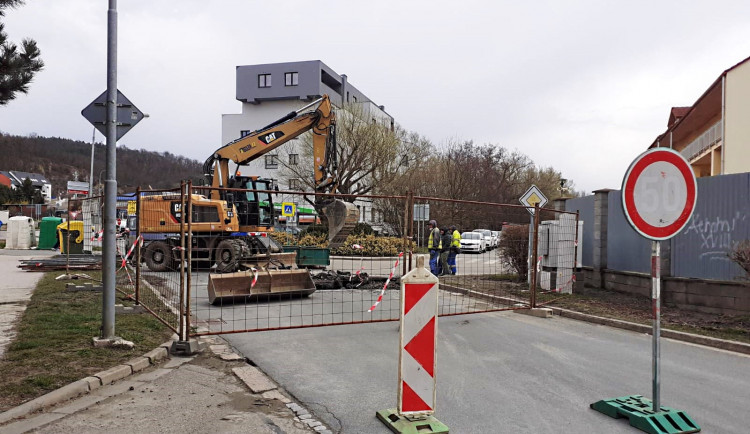 Havárie v Kuřimi. Na Brněnské ulici praskl brněnský kalovod