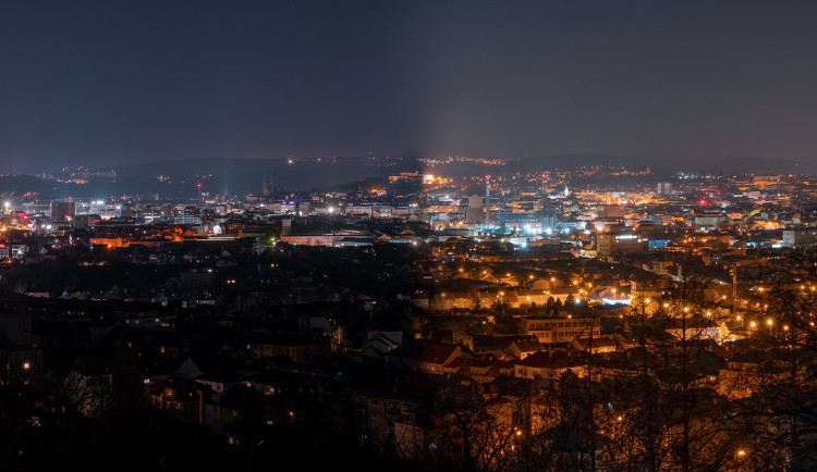 Noční Brno potmě. Zhasnuté osvětlení odhalí světelný smog