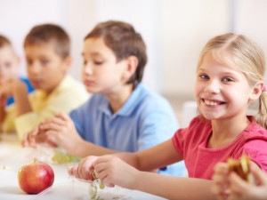 Pomoc pro děti ze sociálně slabých rodin. Ve školních jídelnách se najedí zdarma