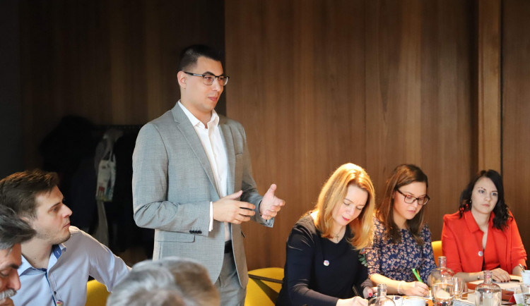 V mládí je těžké udržet disciplínu a tvořit si rezervy. Chci lidi učit finanční gramotnosti, říká brněnský poradce Michal Kuzněcov