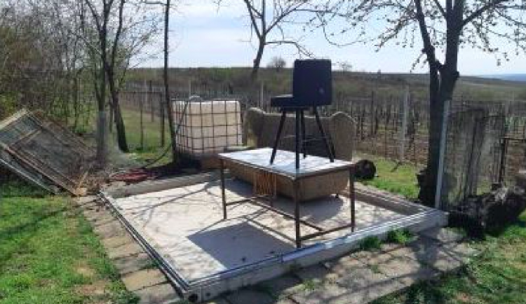 Zůstal jen nábytek a betonové základy. Zloděj si odnesl celý zahradní domek