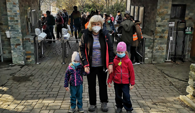 Spokojení návštěvníci přichází obdivovat po půl roce zvířata