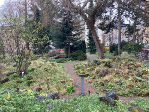 Nebo si v zahradě můžete posedět na lavičce