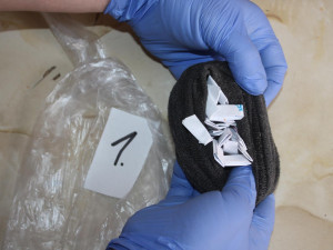 Dva dealeři drog v jednom domě, policisté zabavili 550 dávek heroinu