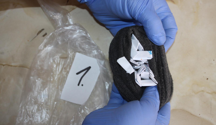 Dva dealeři heroinu v jednom domě, policisté zasahovali na Bratislavské