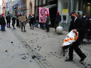 Špiníte planetu, spílali aktivisté v Brně bankéřům a vysypali jim před pobočku uhlí