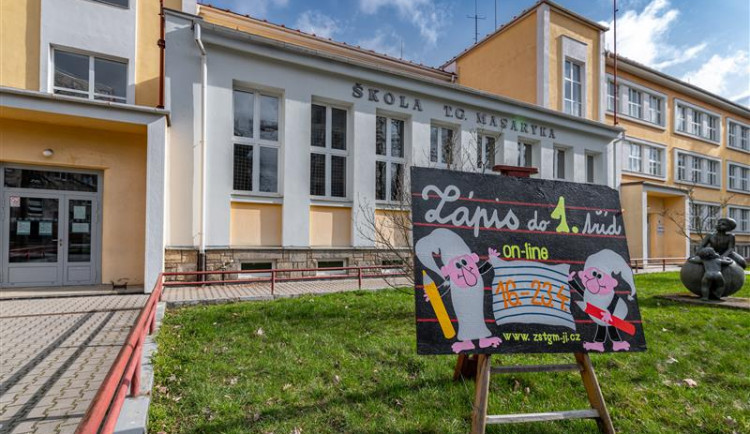 Zápisy do škol probíhají letos online. Prvňáčci mají čas do pátku, do školek až v květnu