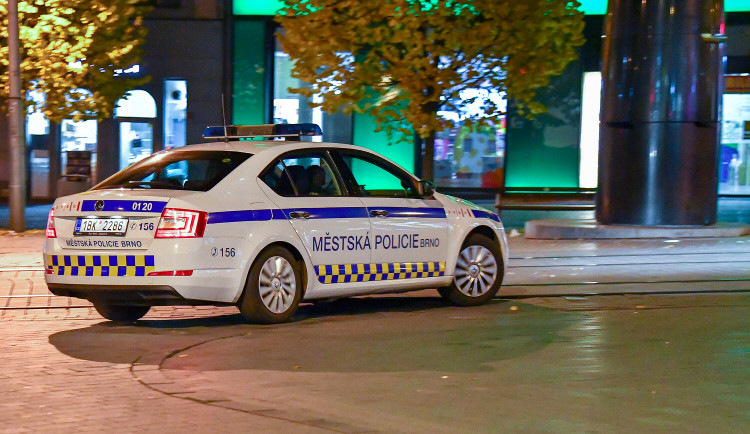 Skupinka čtyř hochů v centru bezdůvodně zmlátila dva mladíky