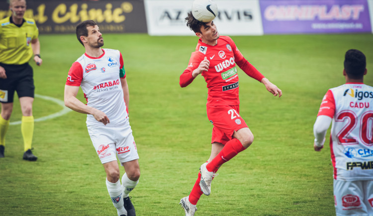 Ondřej Pachlopník v souboji s pardubickými hráč