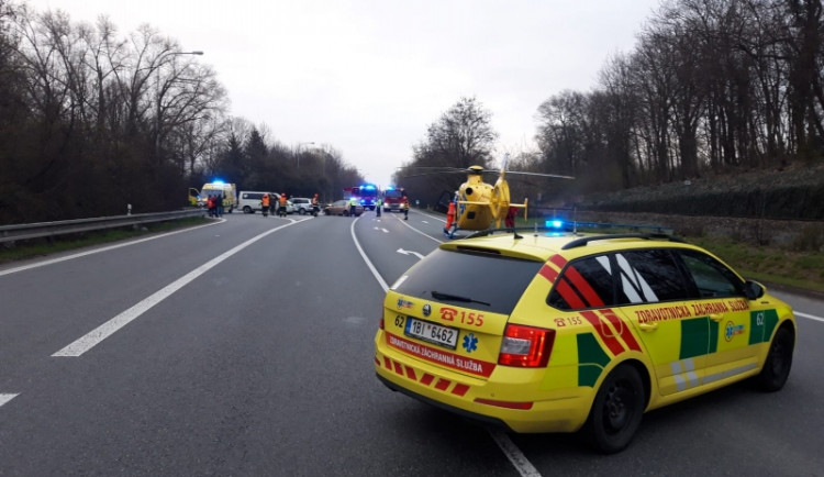 Víkend ve znamení vážných nehod, záchranáři prosí o opatrnost