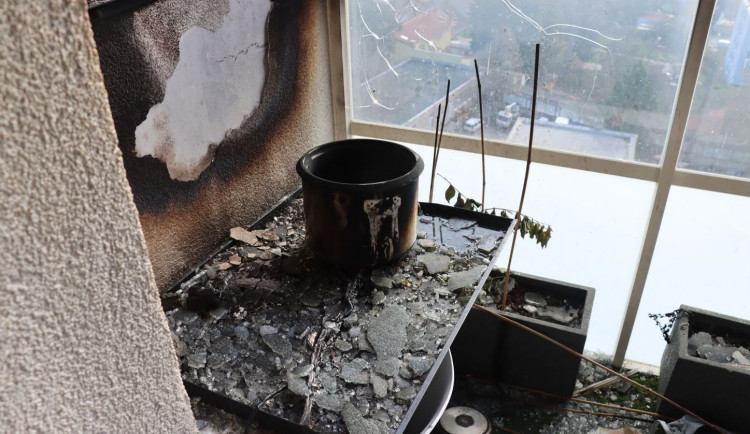 Při vaření konopí cizinci vybouchl byt, měl v něm i vybavenou pěstírnu