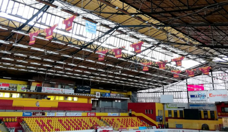 Zimní stadion se letos bourat nebude, sloužit bude až do konce příští sezóny