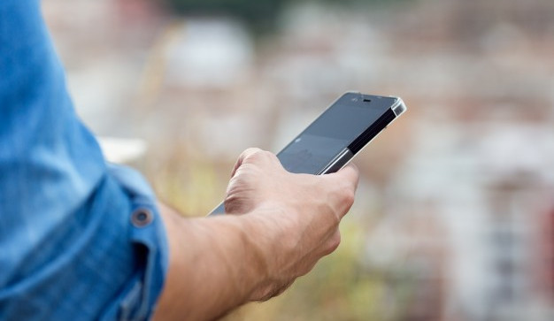 Muž v Brně čtrnáctkrát volal strážníkům. Stěžoval si, že lidi nenosí roušky