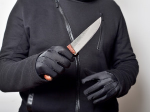 Muž vyhrožoval úřednici nožem, konfliktů vyvolal víc