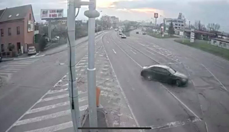 Řidič mercedesu driftoval v Brně na křižovatce, manévr nevyšel