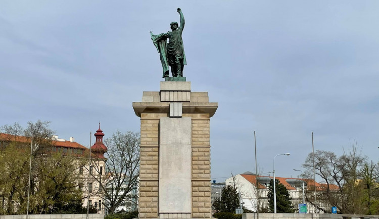 V Brně někdo počmáral sochu Rudoarmějce, komunisté se zlobí