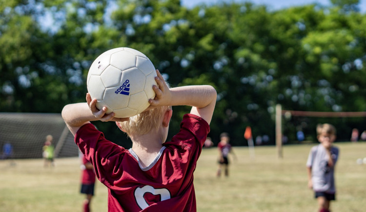 Děti nemohou hrát na sportovištích už přes rok