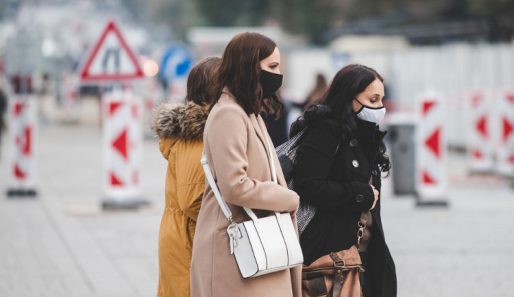 Nejvyšší správní soud zrušil s časovým odkladem opatření, které omezuje obchody i setkávání
