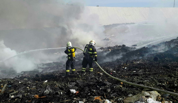 V Bratčicích na Brněnsku hoří skládka komunálního odpadu