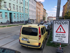 Tramvajový pás na Jugoslávské čeká oprava, pruh pro řidiče zůstane ladem