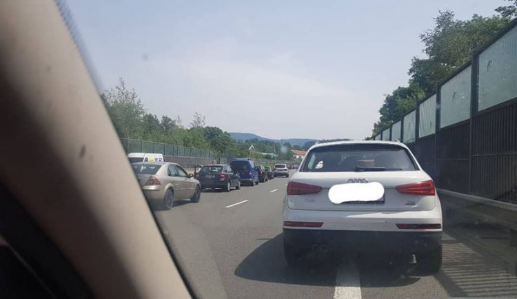 U Hodkovic havarovalo auto do svodidel. Na místo byl vyslán vrtulník